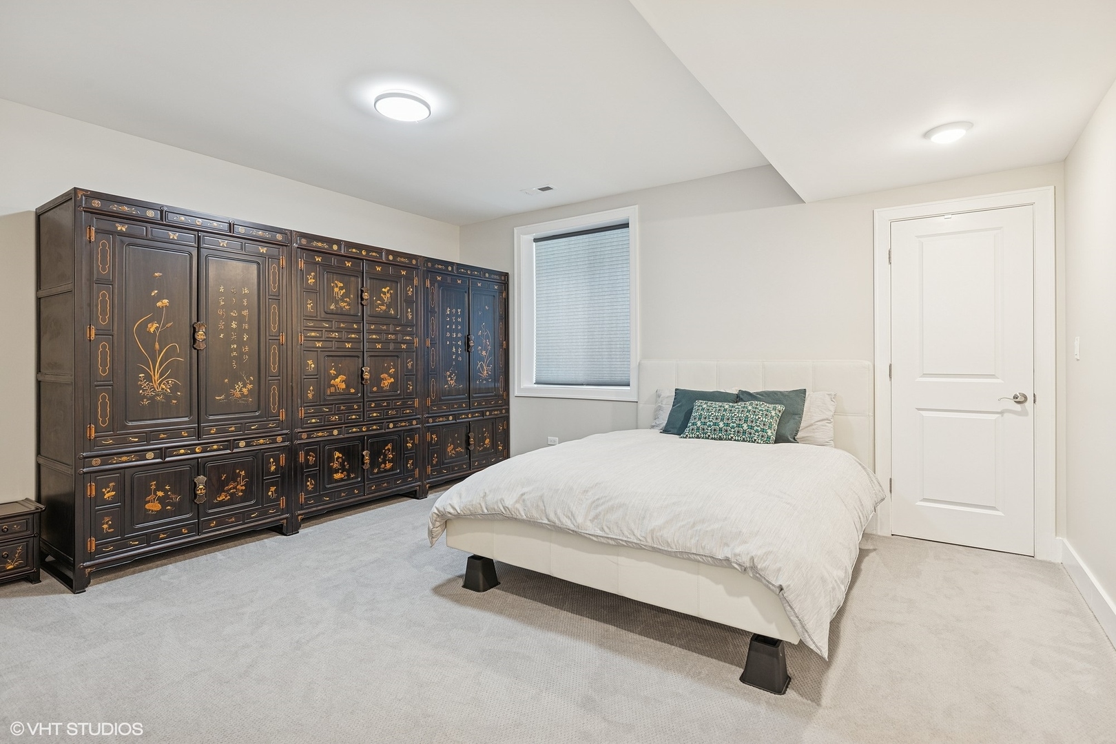 2131 Parkview Court Wilmette, IL 60091 - Photo 44 of 54 a spacious bedroom with a bed and a dresser