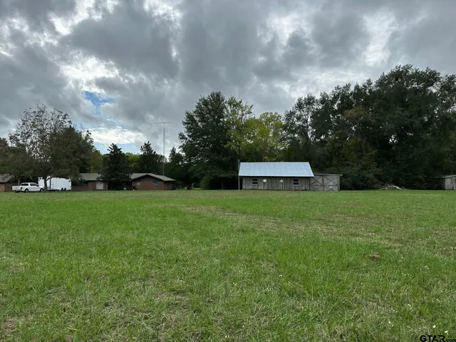 a view of a back yard