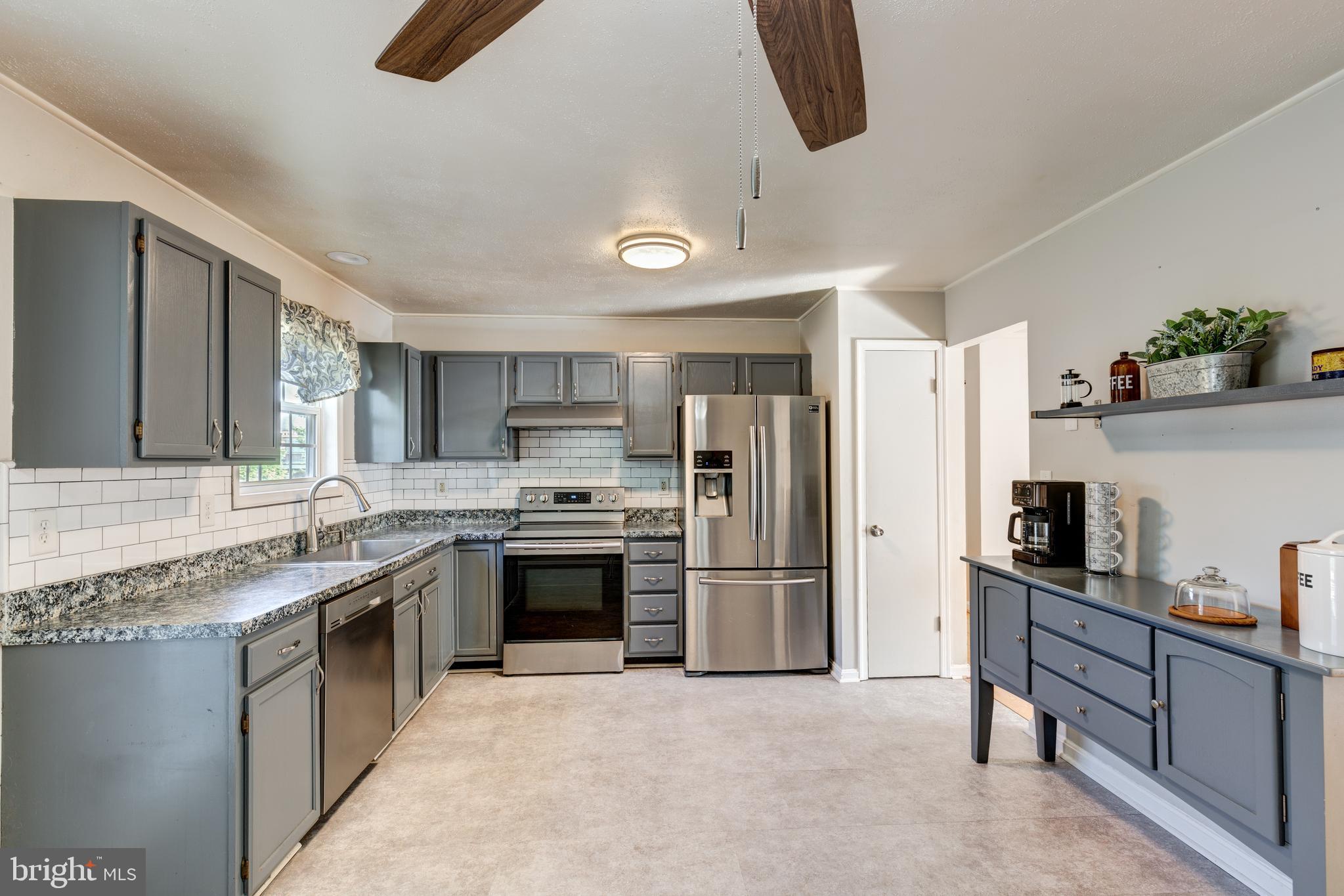 210 Roth Avenue Taneytown, MD 21787 - Photo 10 of 39 LOVE this kitchen!