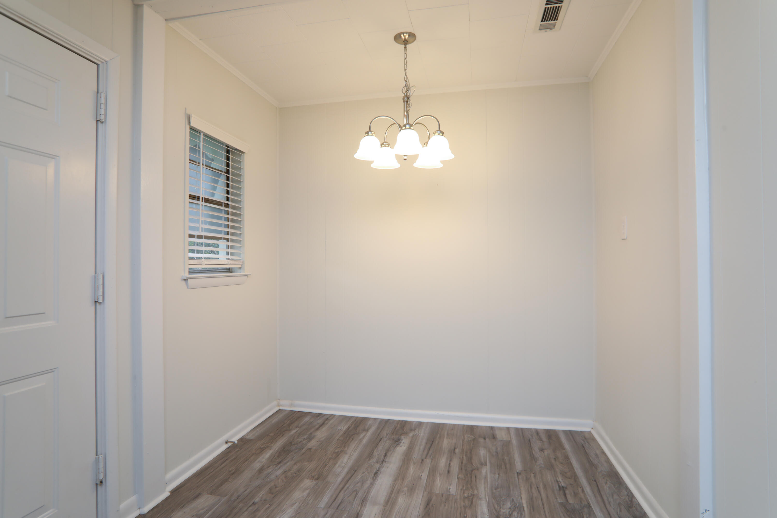 16 Pond Creek Road Crestview, FL 32539 - Photo 7 of 20 a view of a decorative light in a room
