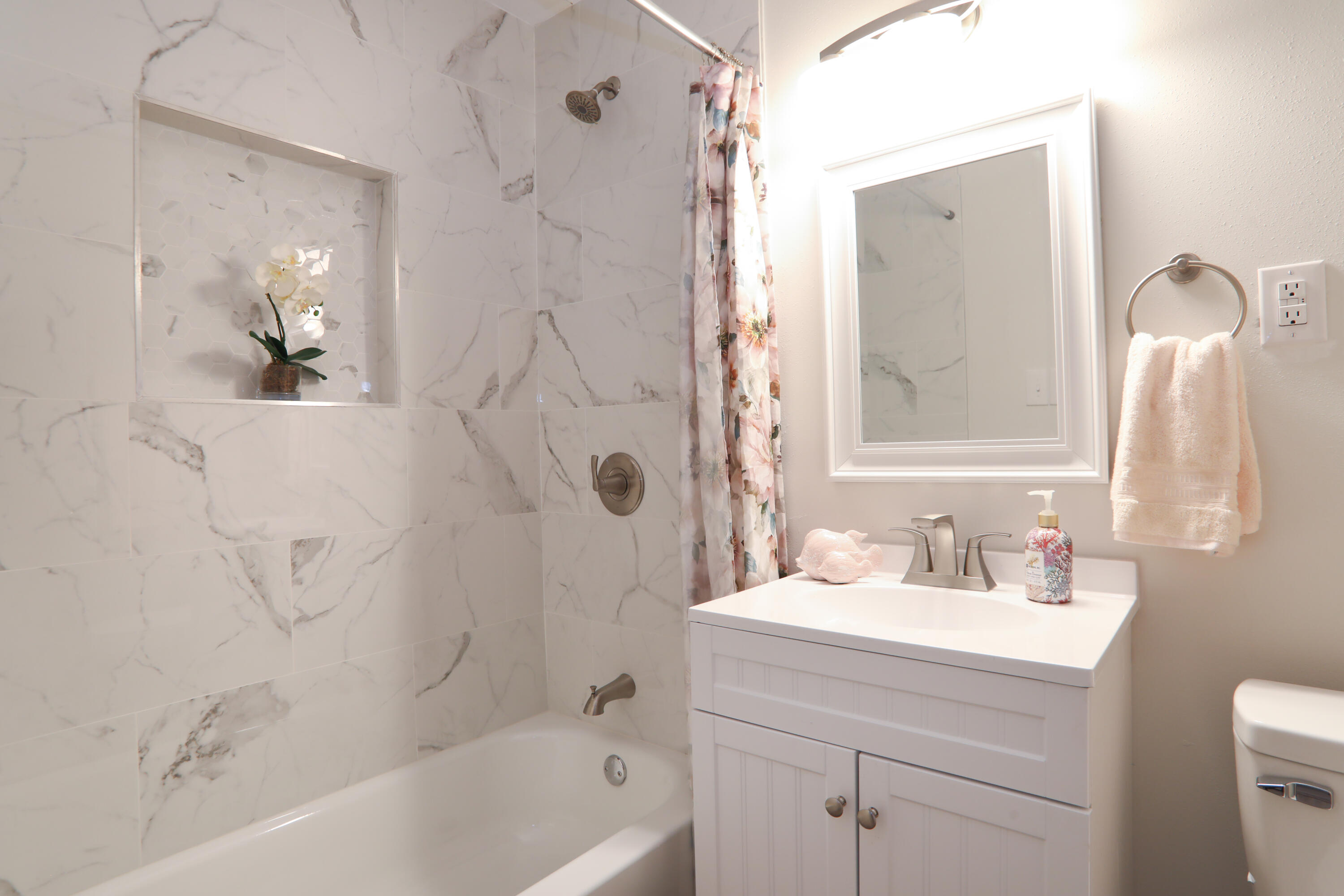 16 Pond Creek Road Crestview, FL 32539 - Photo 8 of 20 a bathroom with a bathtub shower sink and mirror