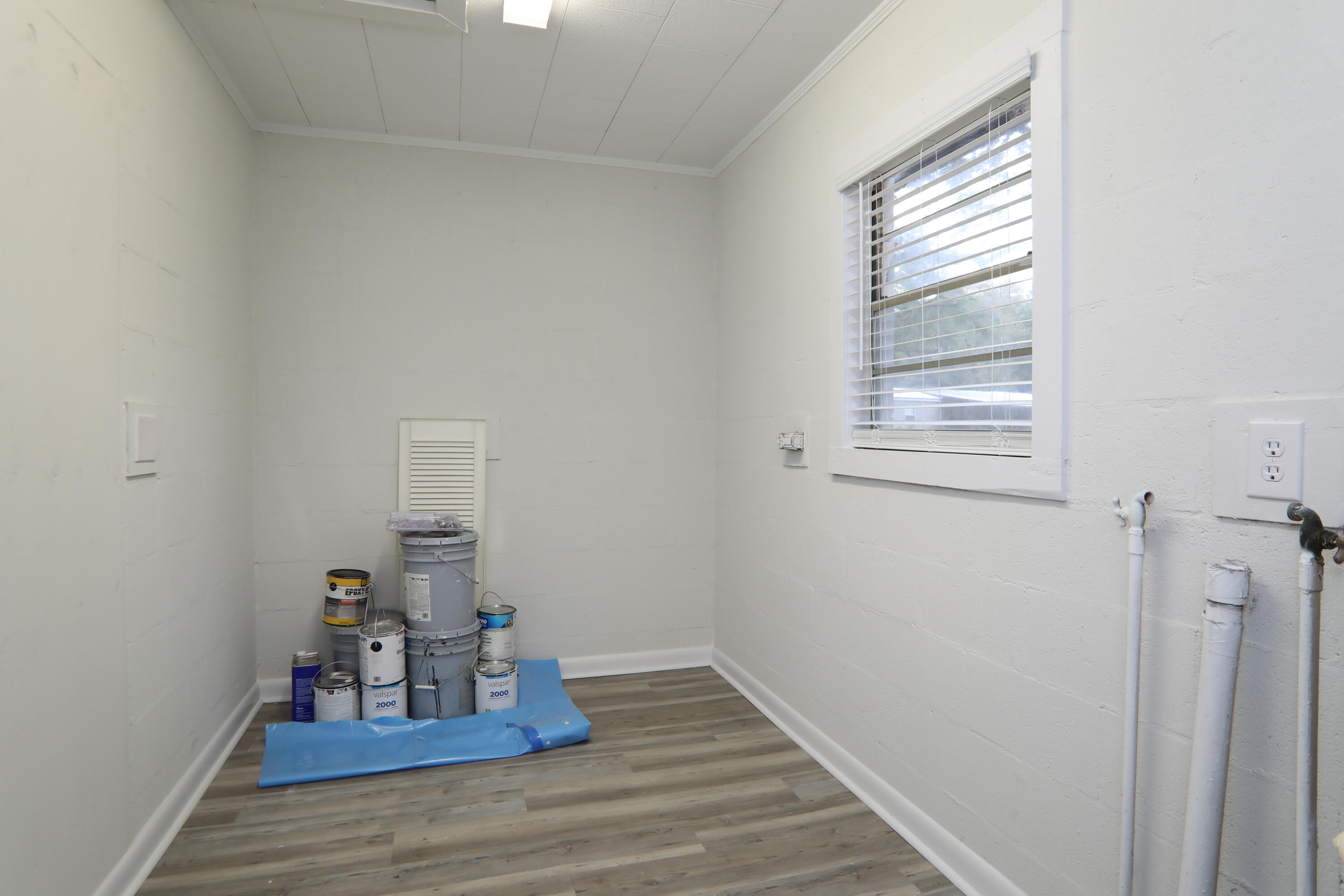 16 Pond Creek Road Crestview, FL 32539 - Photo 10 of 20 a view of a room with wooden floor and a window