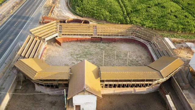 a view of a city with lawn chairs and a yard