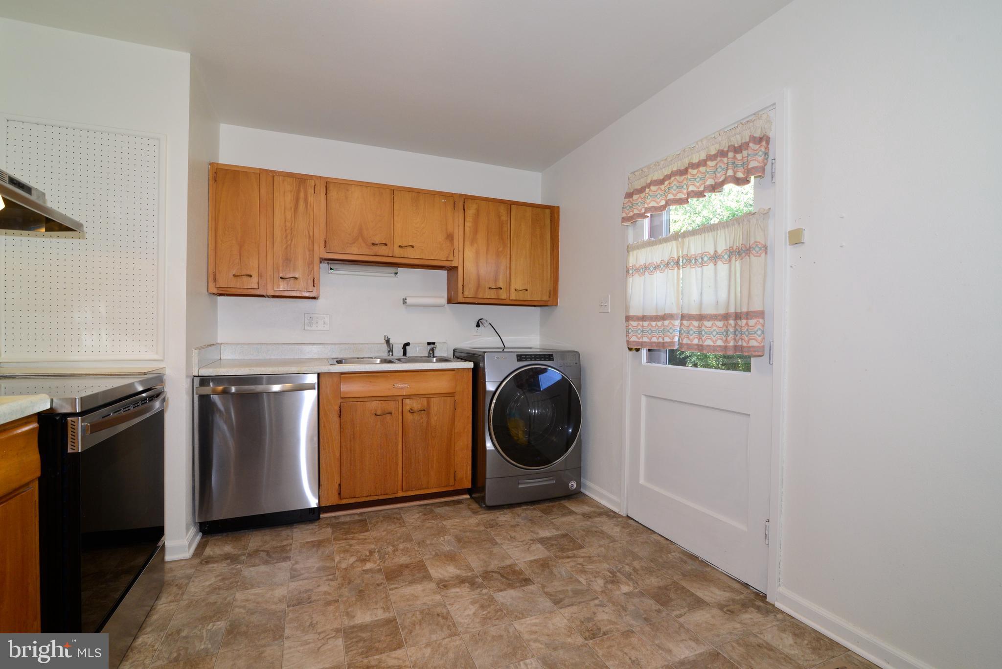 103 North Sycamore Road Sterling, VA 20164 - Photo 12 of 22 Kitchen