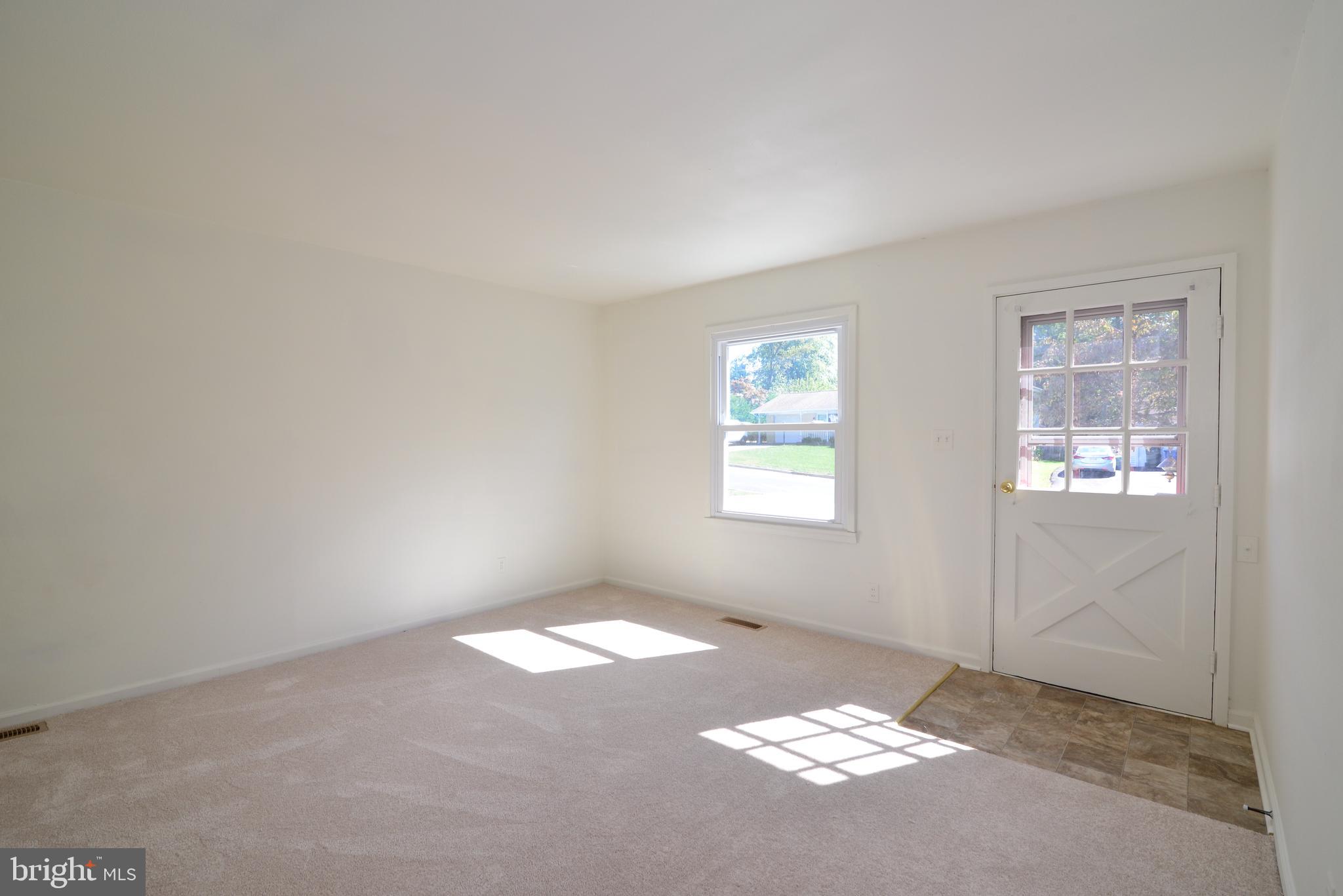 103 North Sycamore Road Sterling, VA 20164 - Photo 4 of 22 Living room