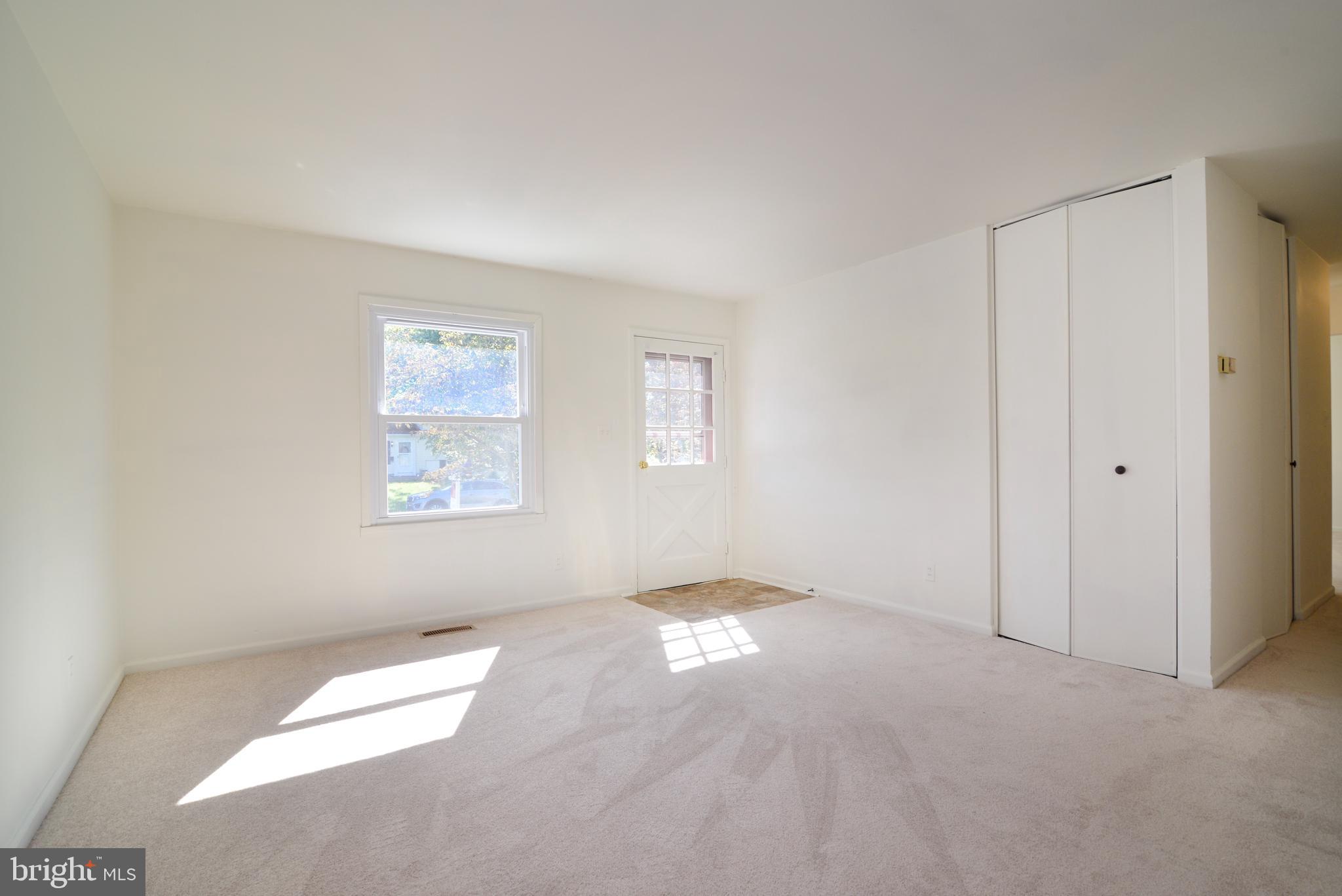 103 North Sycamore Road Sterling, VA 20164 - Photo 6 of 22 Living room