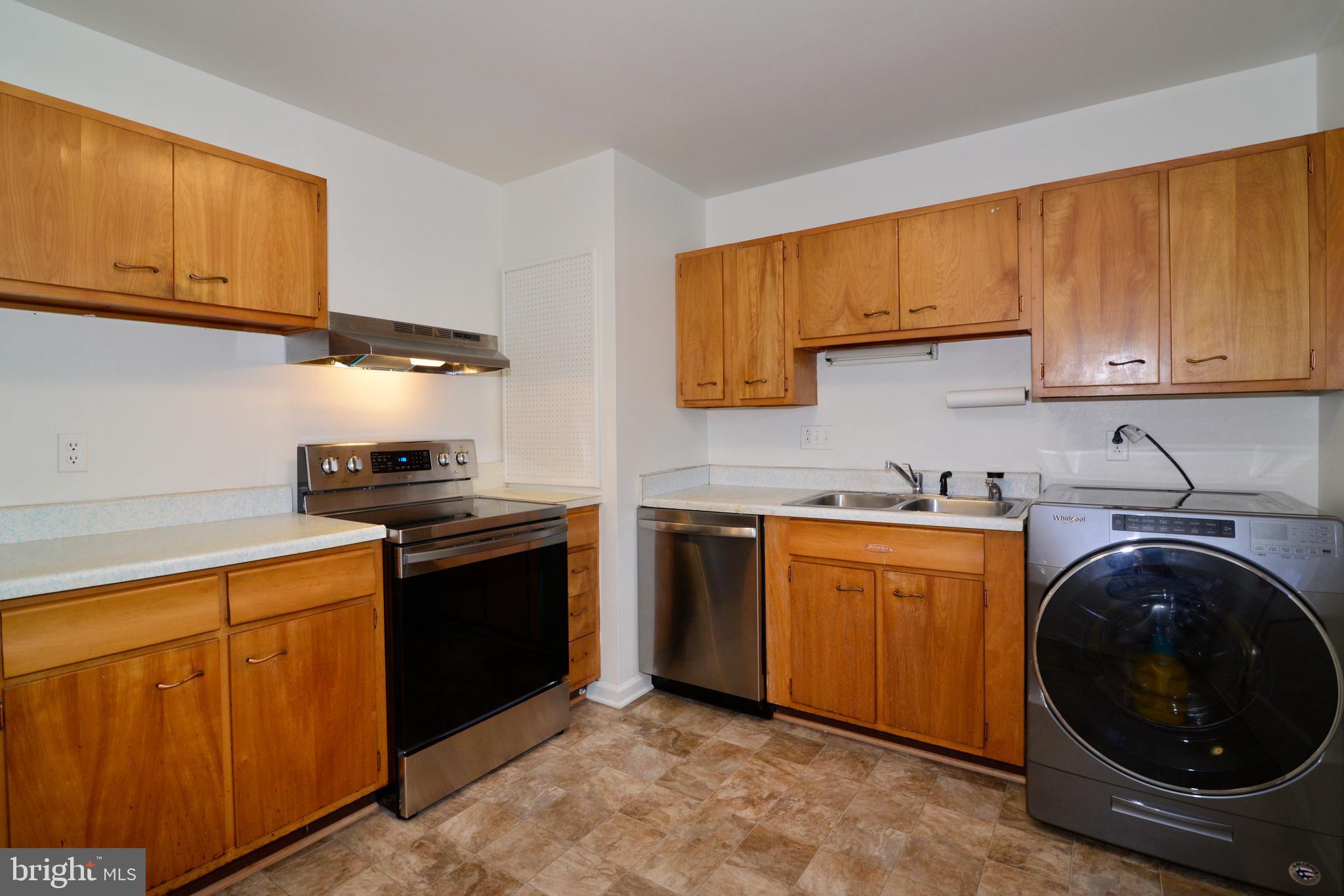 103 North Sycamore Road Sterling, VA 20164 - Photo 10 of 22 Kitchen with new or newer appliances