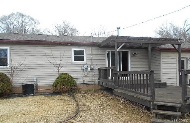 625 Ladd Road Walled Lake, MI 48390 - Photo 2 of 16