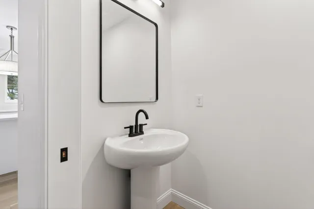 $839,000 | 1595 U S 1 Route, Freeport, ME 04032