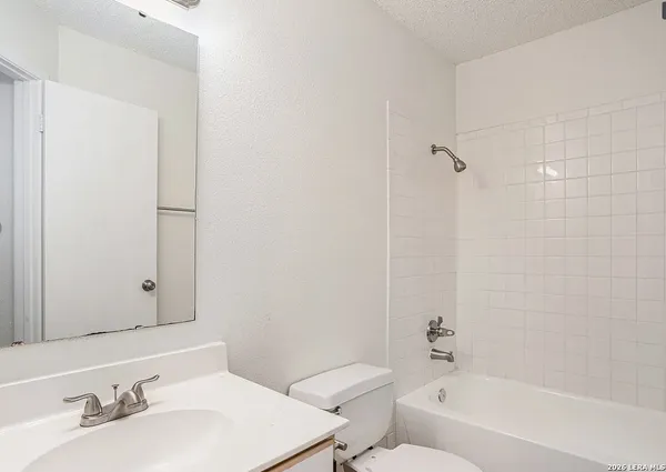 $2,300 | 13038 Woller Valley, San Antonio, TX 78249