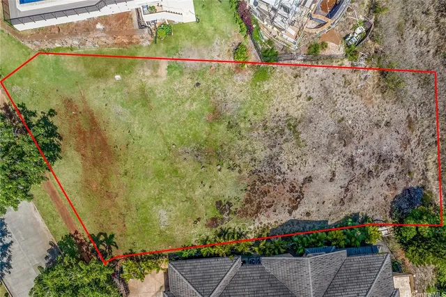 a view of a houses with a yard