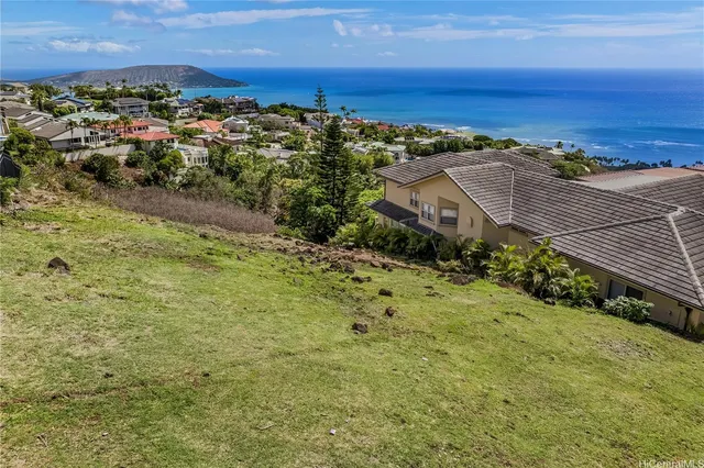 a view of a houses with a yard and lake view