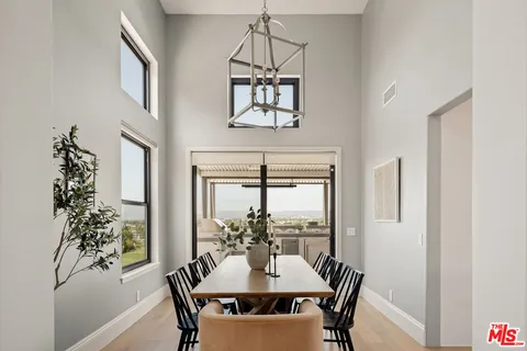 $3,195,000 | 6592 Kentwood Bluffs Drive, Los Angeles, CA 90045