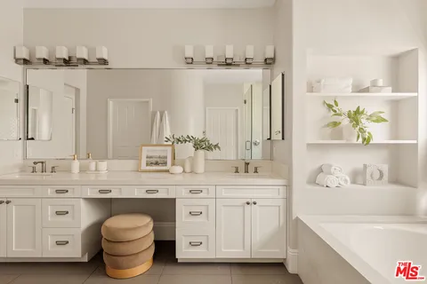 $3,195,000 | 6592 Kentwood Bluffs Drive, Los Angeles, CA 90045