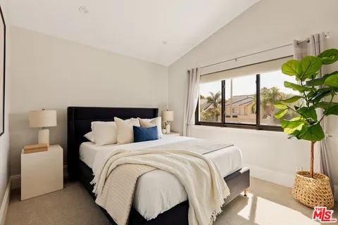 $3,195,000 | 6592 Kentwood Bluffs Drive, Los Angeles, CA 90045