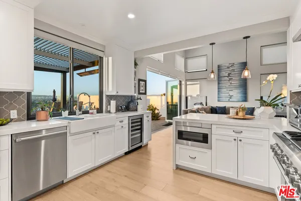 $3,195,000 | 6592 Kentwood Bluffs Drive, Los Angeles, CA 90045