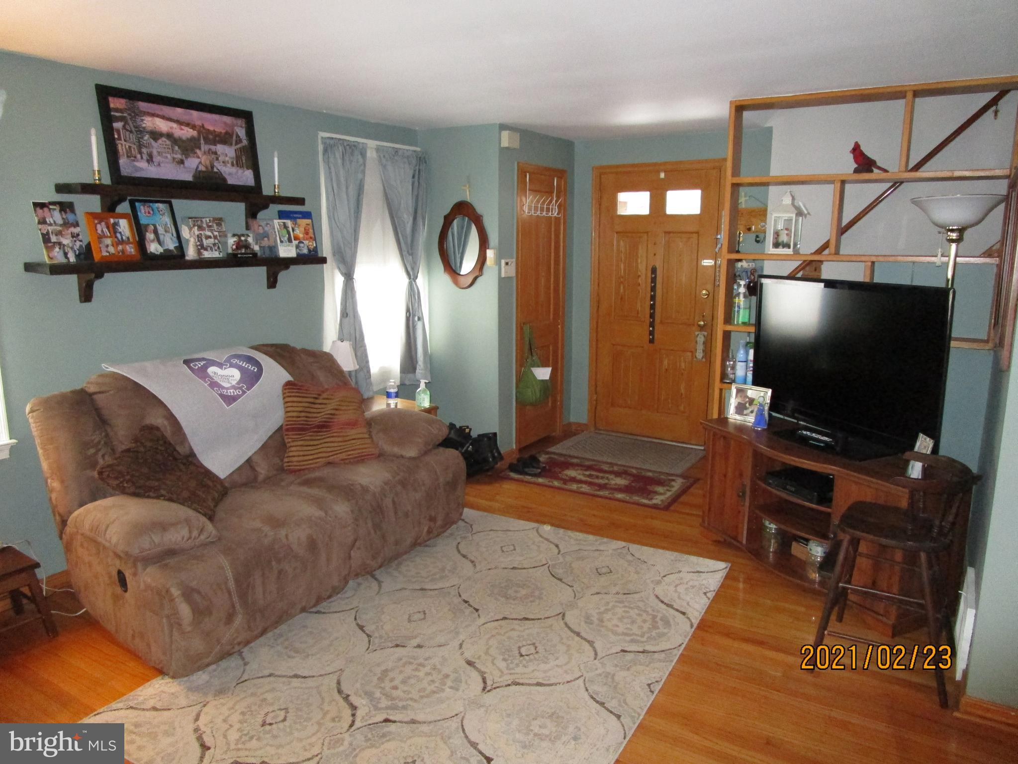 113 Paper Mill Road Oreland, PA 19075 - Photo 3 of 35 Living Room Entrance