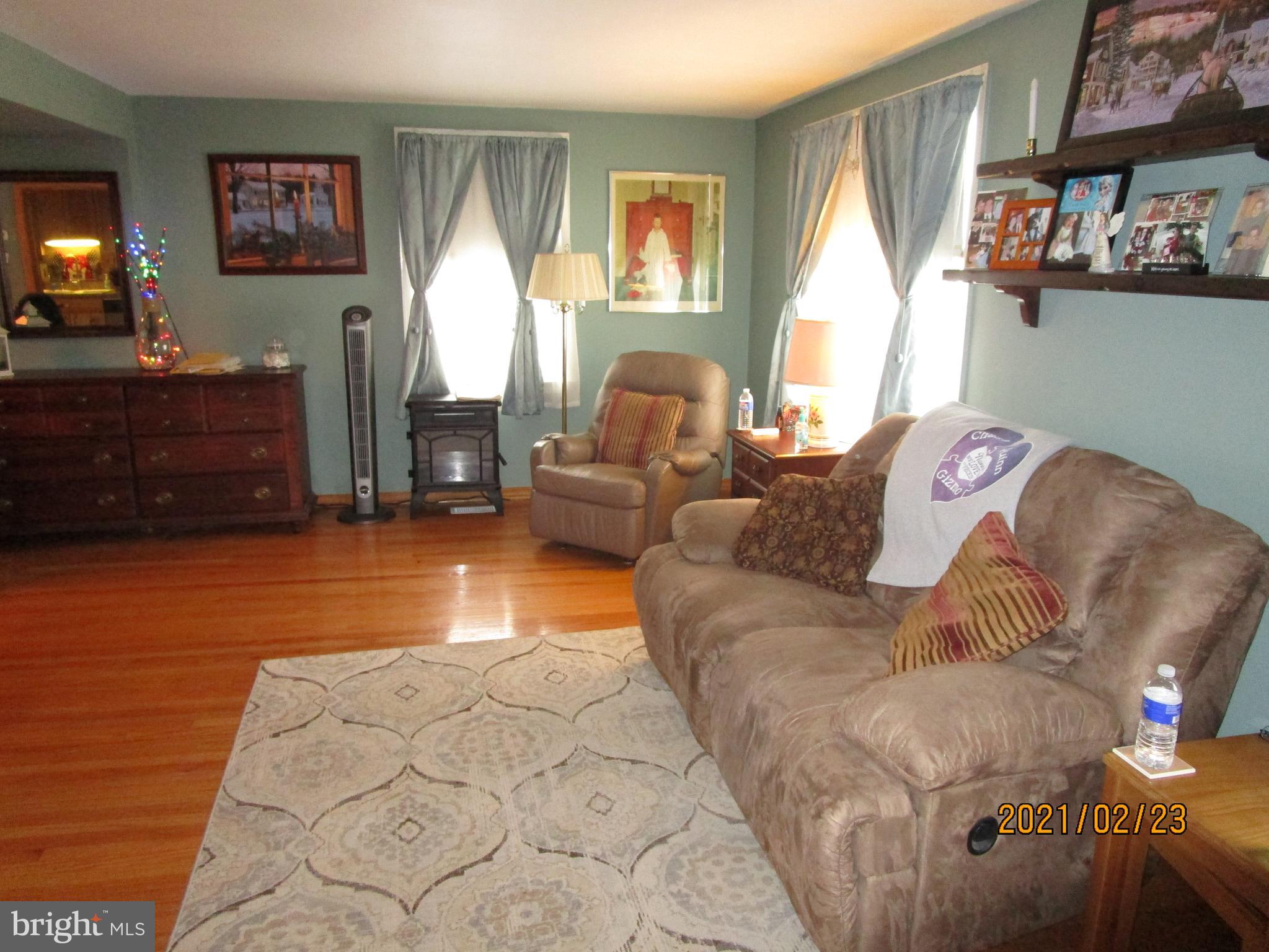 113 Paper Mill Road Oreland, PA 19075 - Photo 4 of 35 Living Room