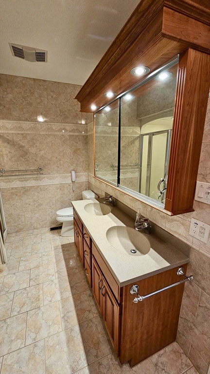16 Arbor Road, Unit 16 Dracut, MA 01826 - Photo 10 of 13 a bathroom with a sink a mirror and a bathtub