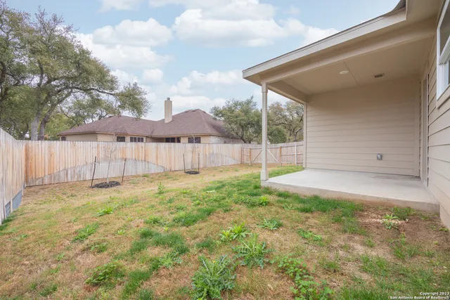 a view of a backyard