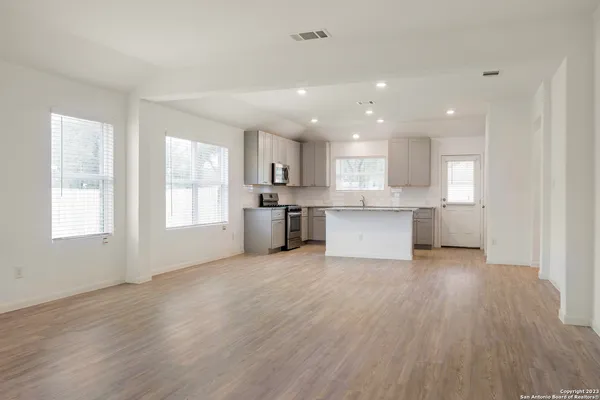 $1,895 | 9250 Landa Falls, San Antonio, TX 78254