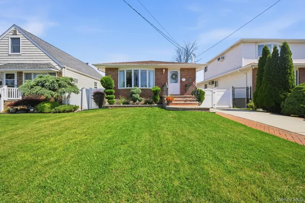 $649,000 | 3615 Tonopah Street, Seaford, NY 11783