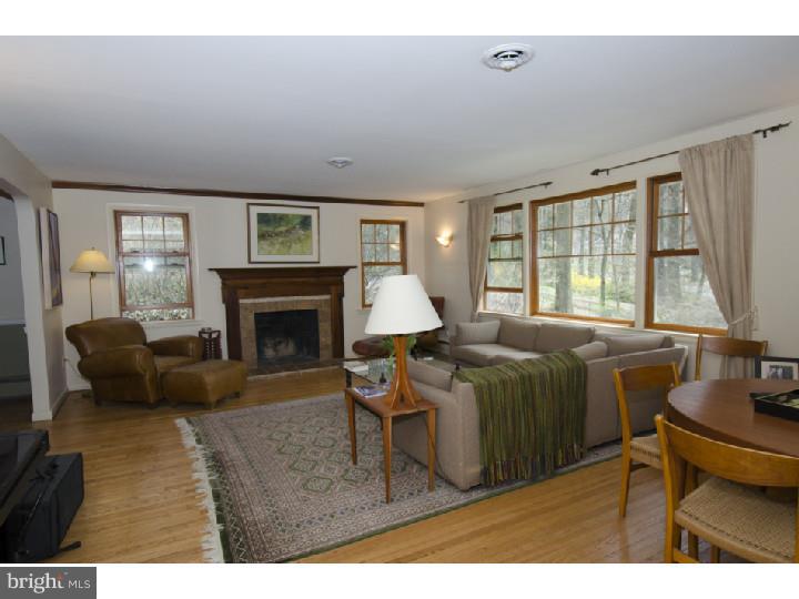 631 Upper Weadley Road Wayne, PA 19087 - Photo 3 of 20 Living Room