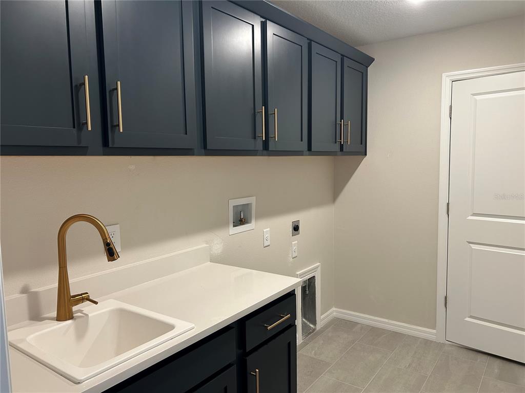 10026 Hidden Hammock Loop Parrish, FL 34221 - Photo 25 of 34 a bathroom with a sink and a mirror