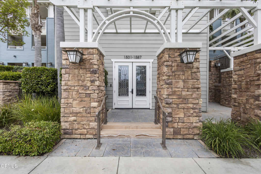 1547 Windshore Way Oxnard, CA 93035 - Photo 27 of 33 a front view of a house with a garden