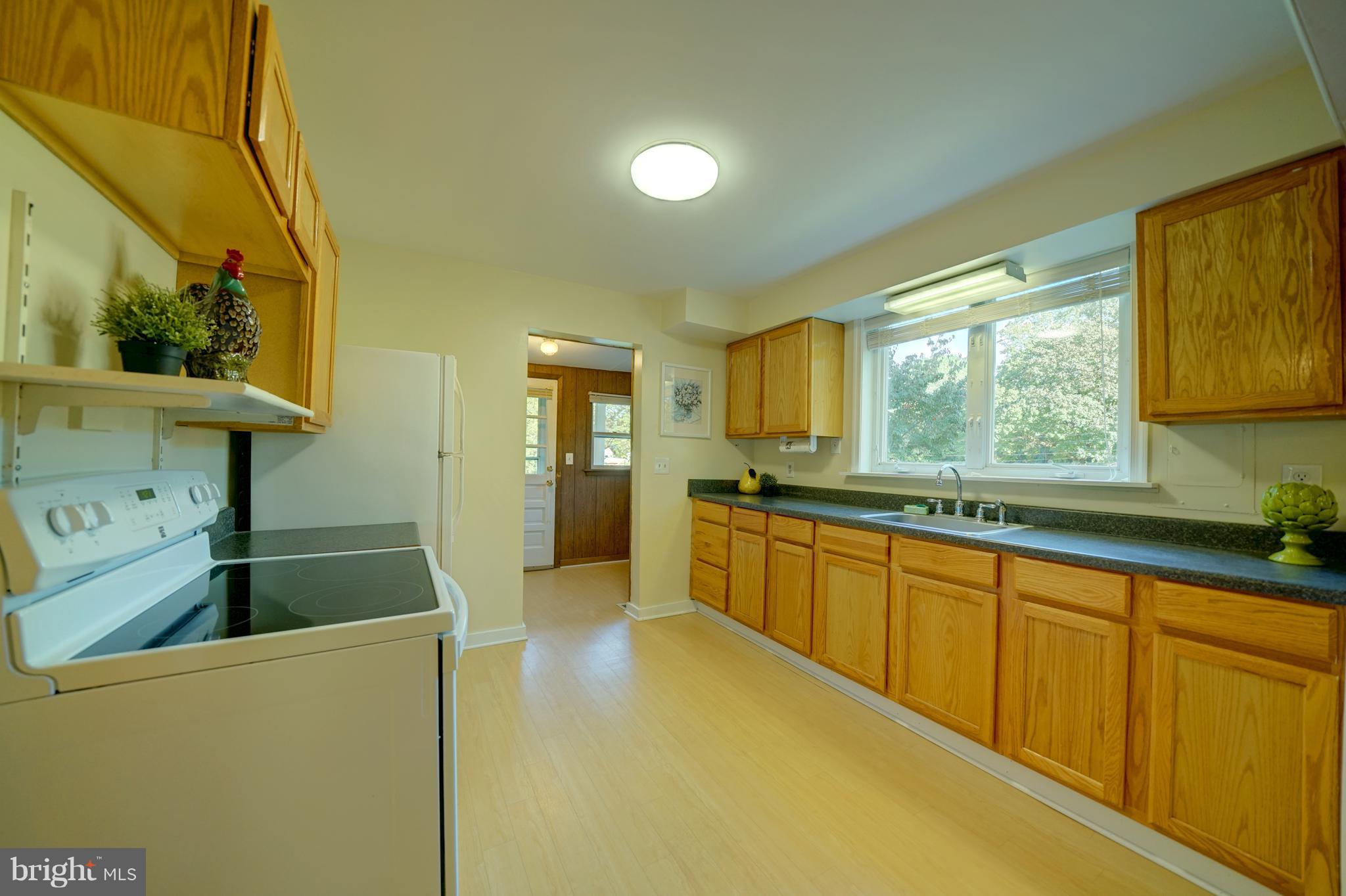 10682 Scaggsville Road Laurel, MD 20723 - Photo 20 of 49 Smoothtop stove