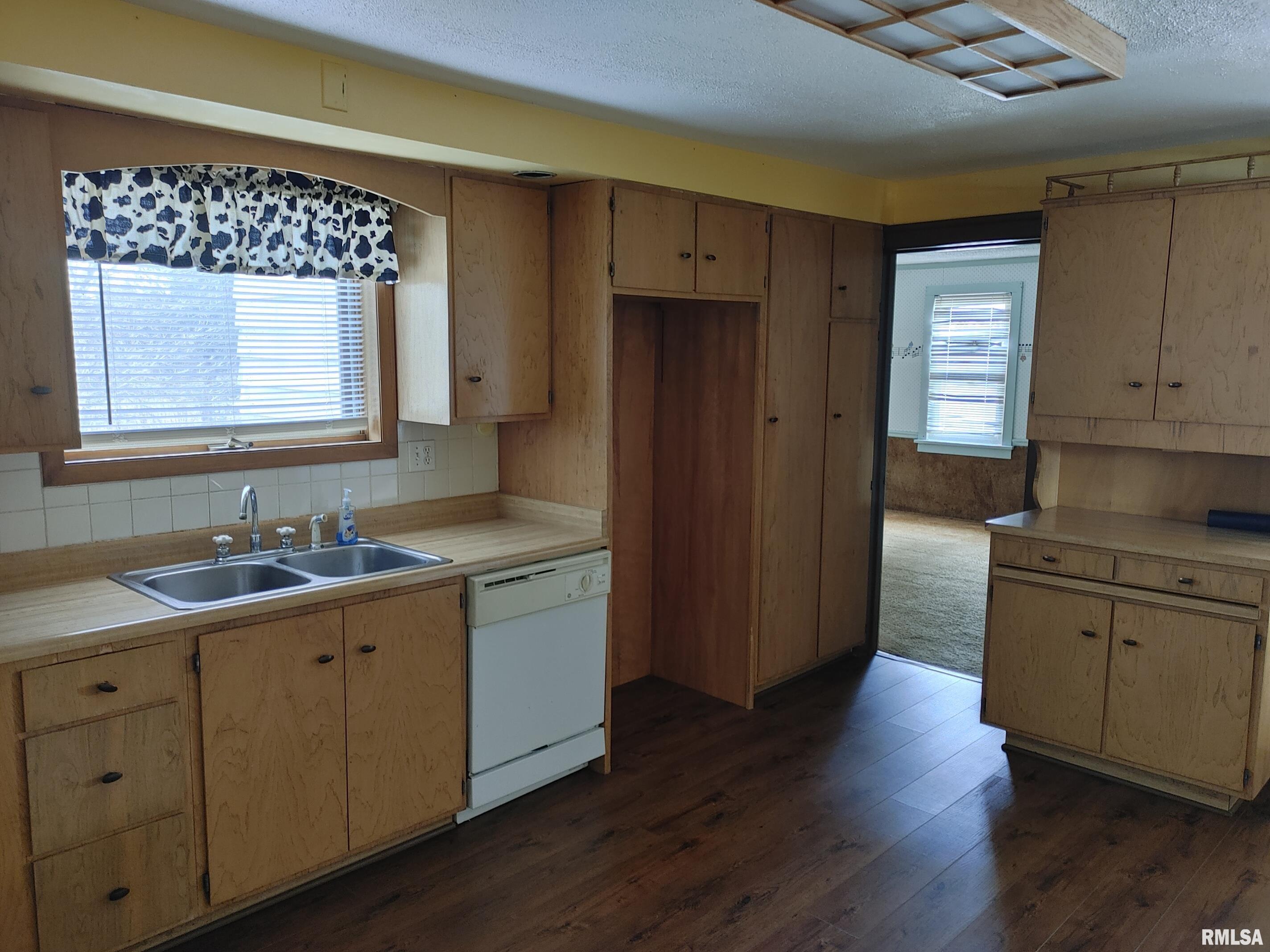 1147 East Guth Road Washington, IL 61571 - Photo 9 of 31 Gallery Image 9