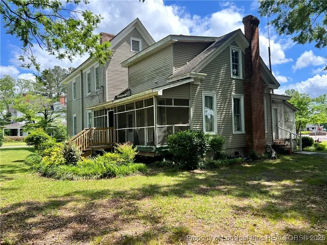a view of a house with a yard and plants