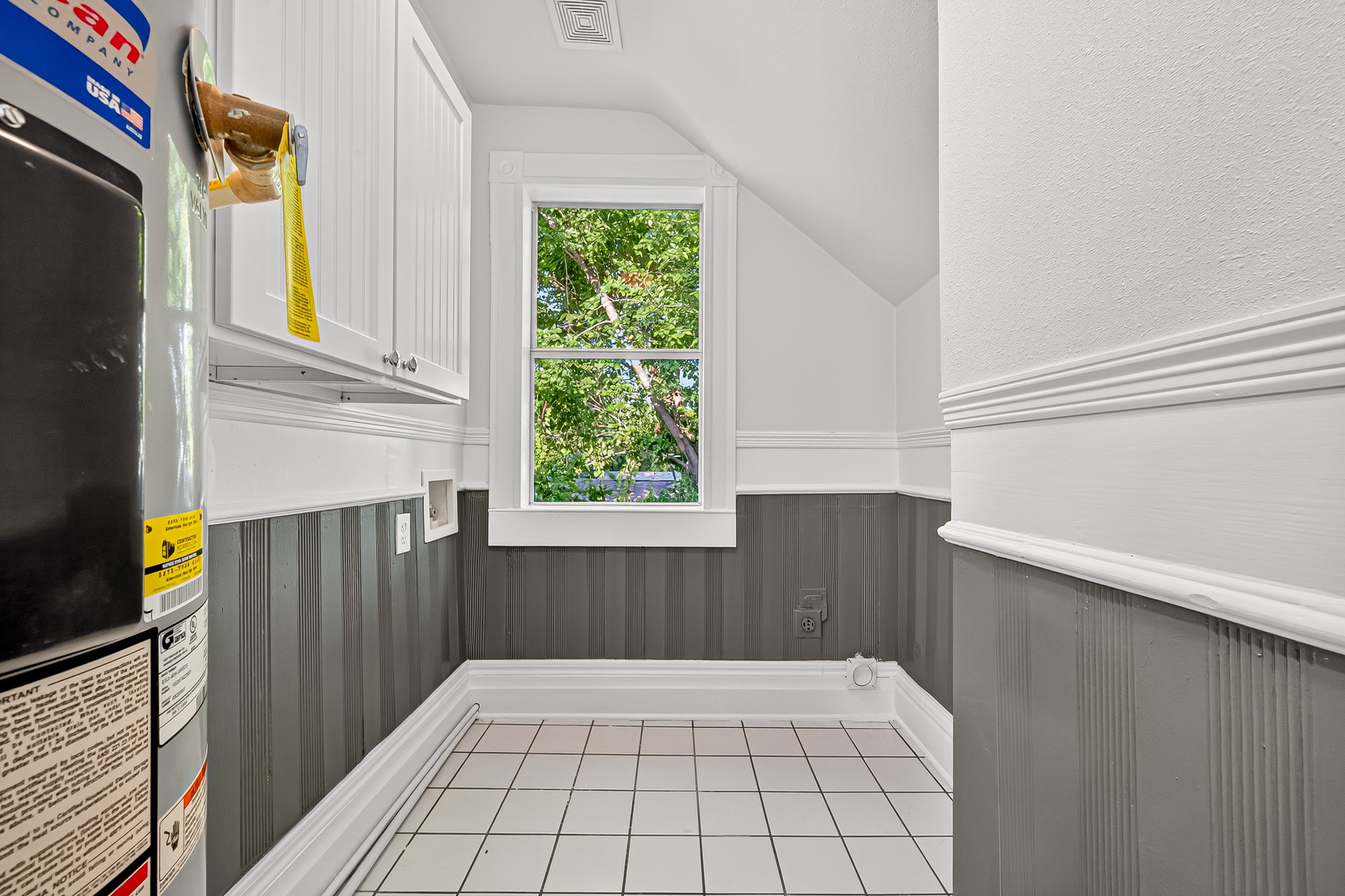 1705 Ovid Street Houston, TX 77007 - Photo 20 of 30 a view of an empty room with a window