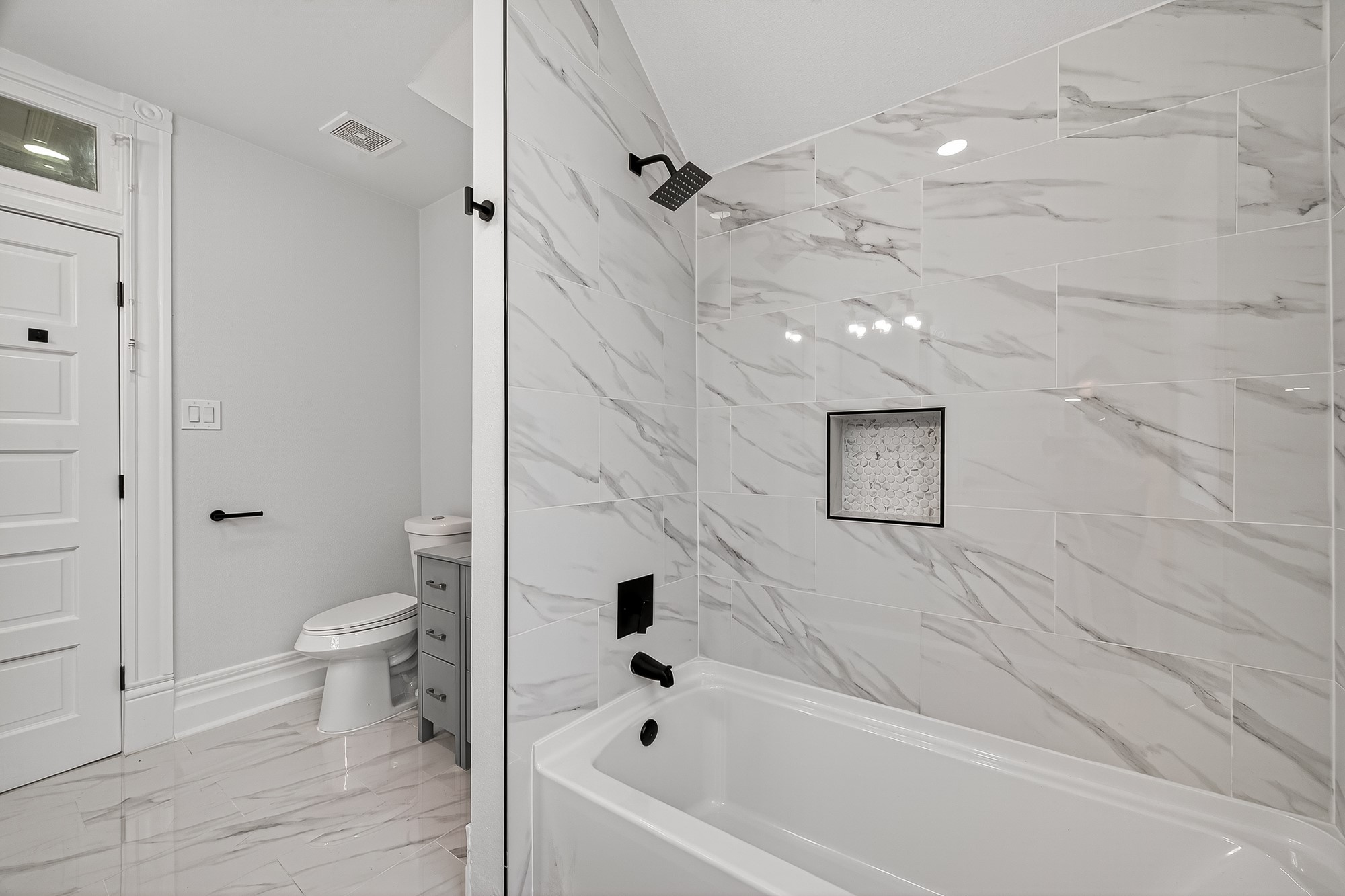1705 Ovid Street Houston, TX 77007 - Photo 22 of 30 a bathroom with a bathtub and a toilet