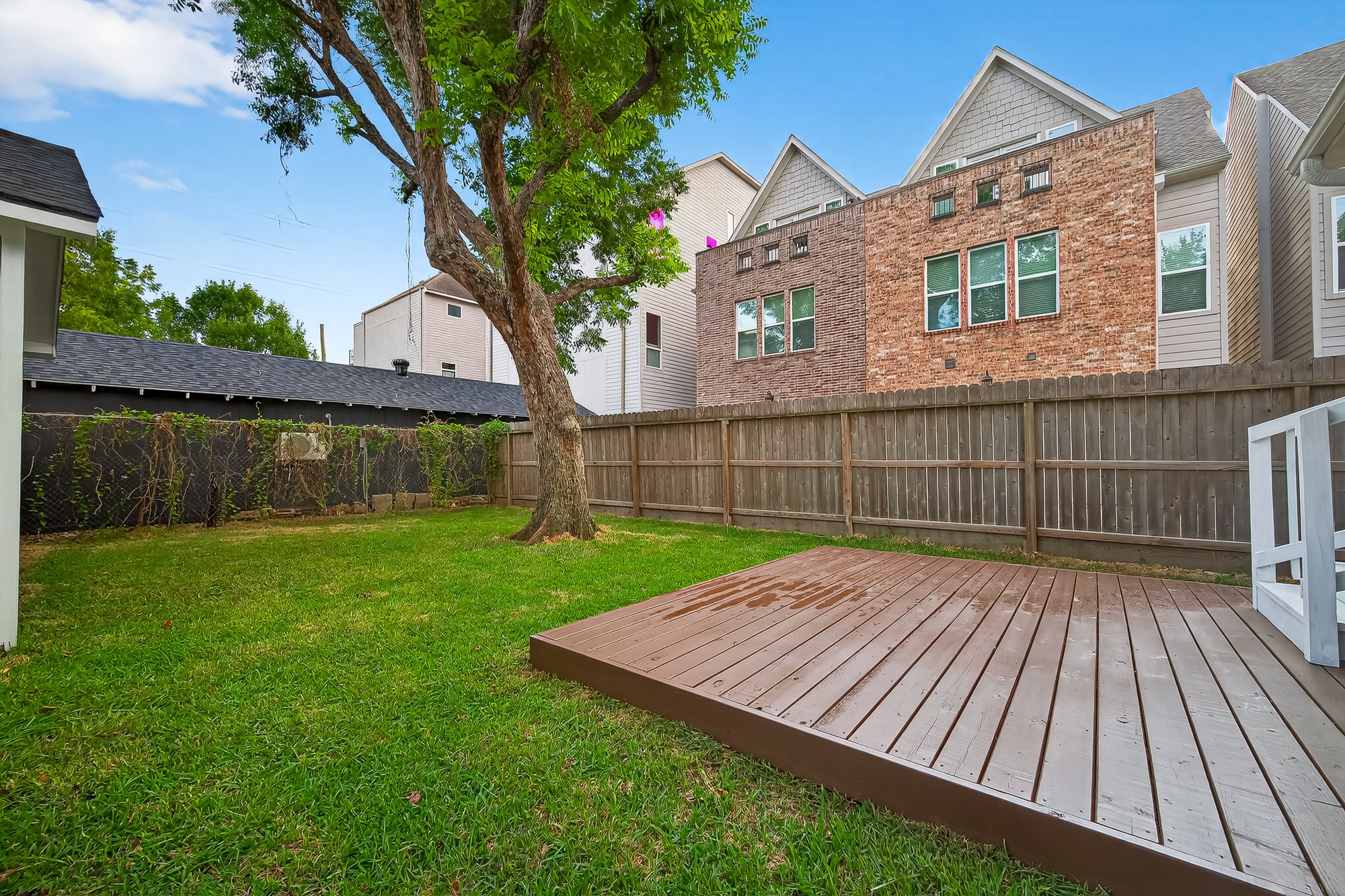 1705 Ovid Street Houston, TX 77007 - Photo 24 of 30 a view of a backyard with a garden