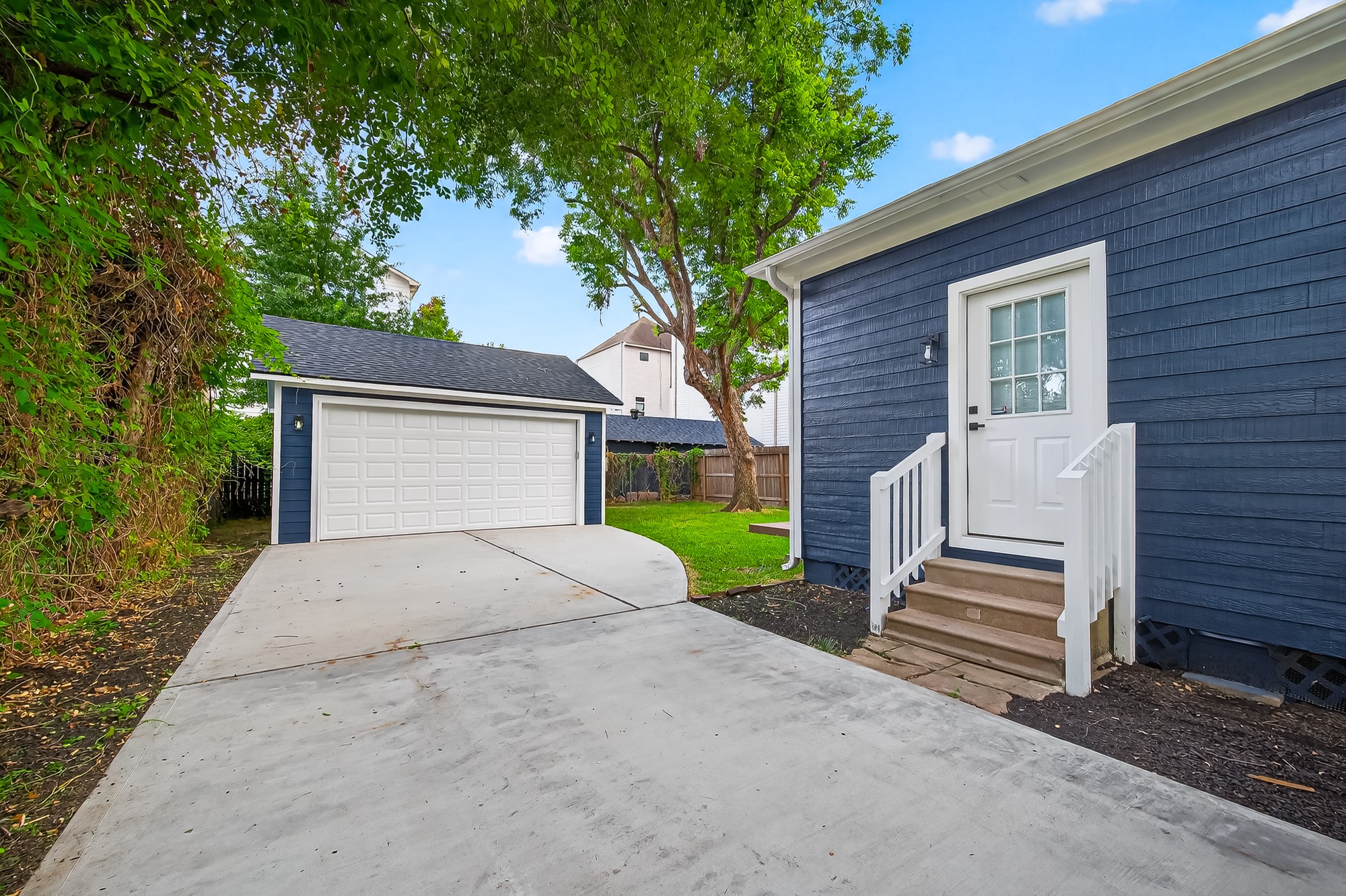 1705 Ovid Street Houston, TX 77007 - Photo 26 of 30 a front view of a house with a yard and garage