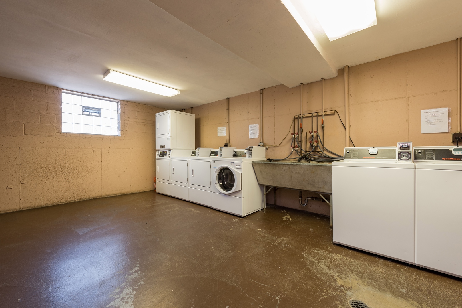 7255 North Ridge Boulevard, Unit 403 Chicago, IL 60645 - Photo 11 of 30 a utility room with dryer and washer