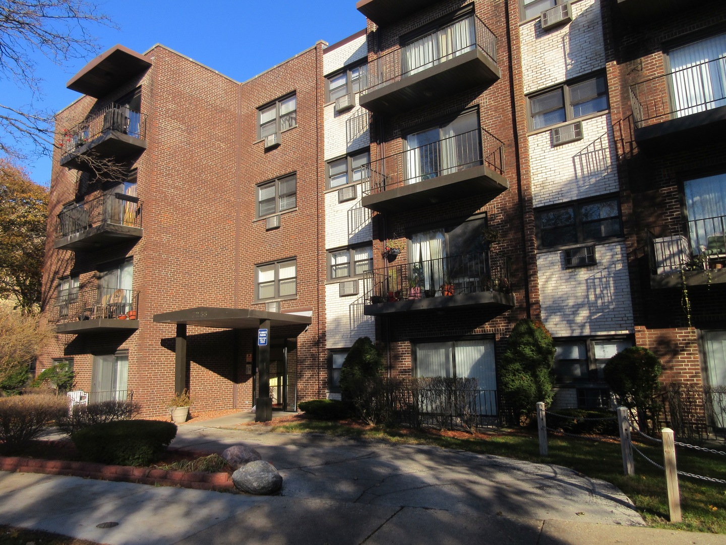 7255 North Ridge Boulevard, Unit 403 Chicago, IL 60645 - Photo 3 of 30 a front view of a building with street