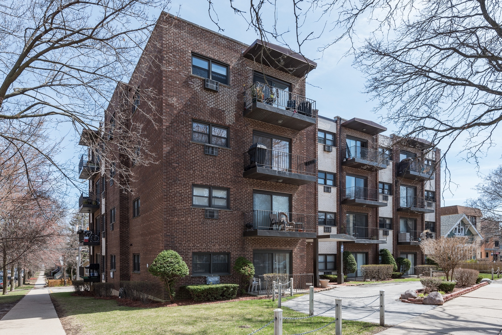 7255 North Ridge Boulevard, Unit 403 Chicago, IL 60645 - Photo 4 of 30 a front view of a building with street view