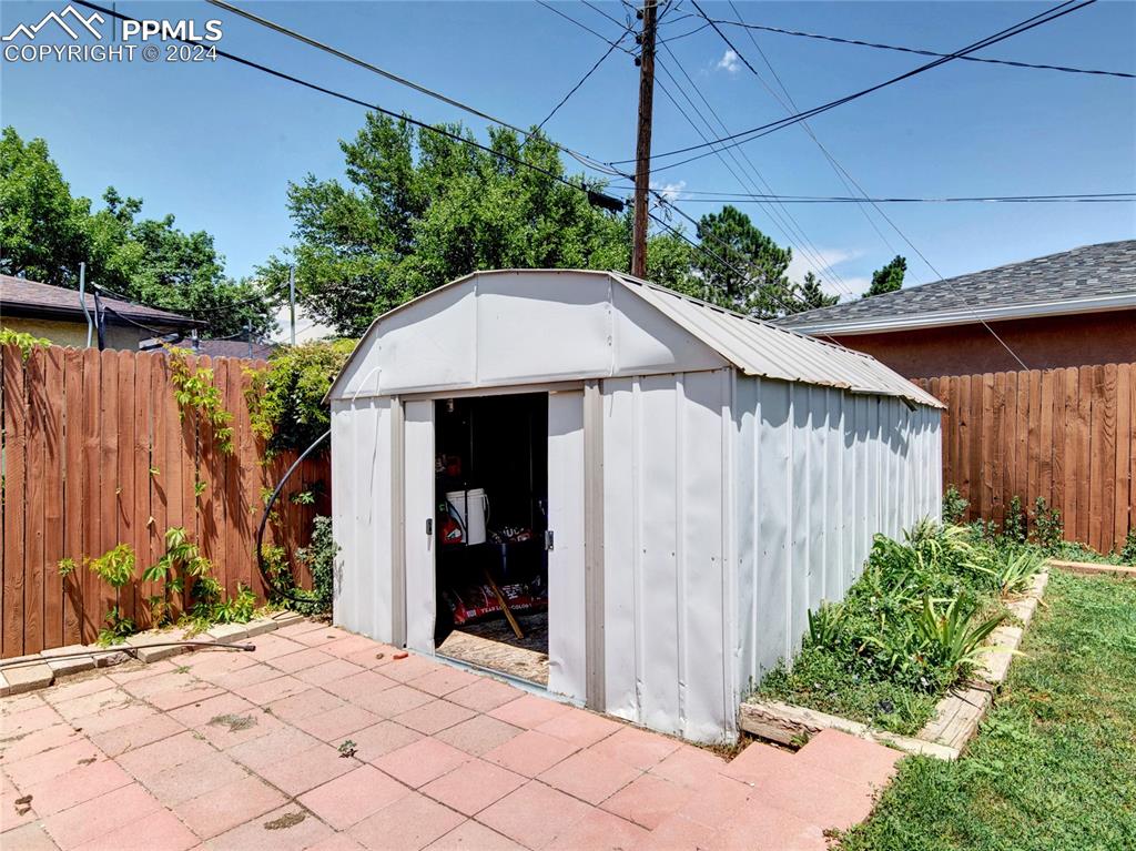 39 Duke Street Pueblo, CO 81005 - Photo 26 of 27 a backyard of a house with lots of green space