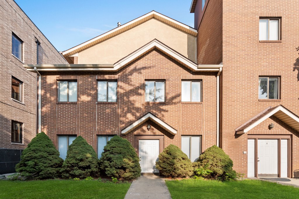 a view of a house with yard and plants