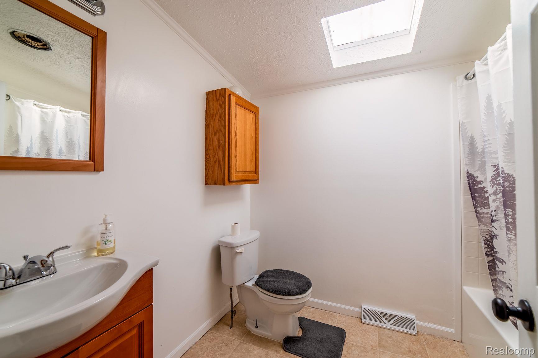 28581 Beechnut Street Inkster, MI 48141 - Photo 22 of 29 Main Bath