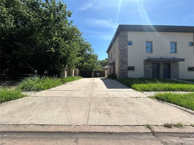 $1,400 | 301 East Brockett Street, Sherman, TX 75090