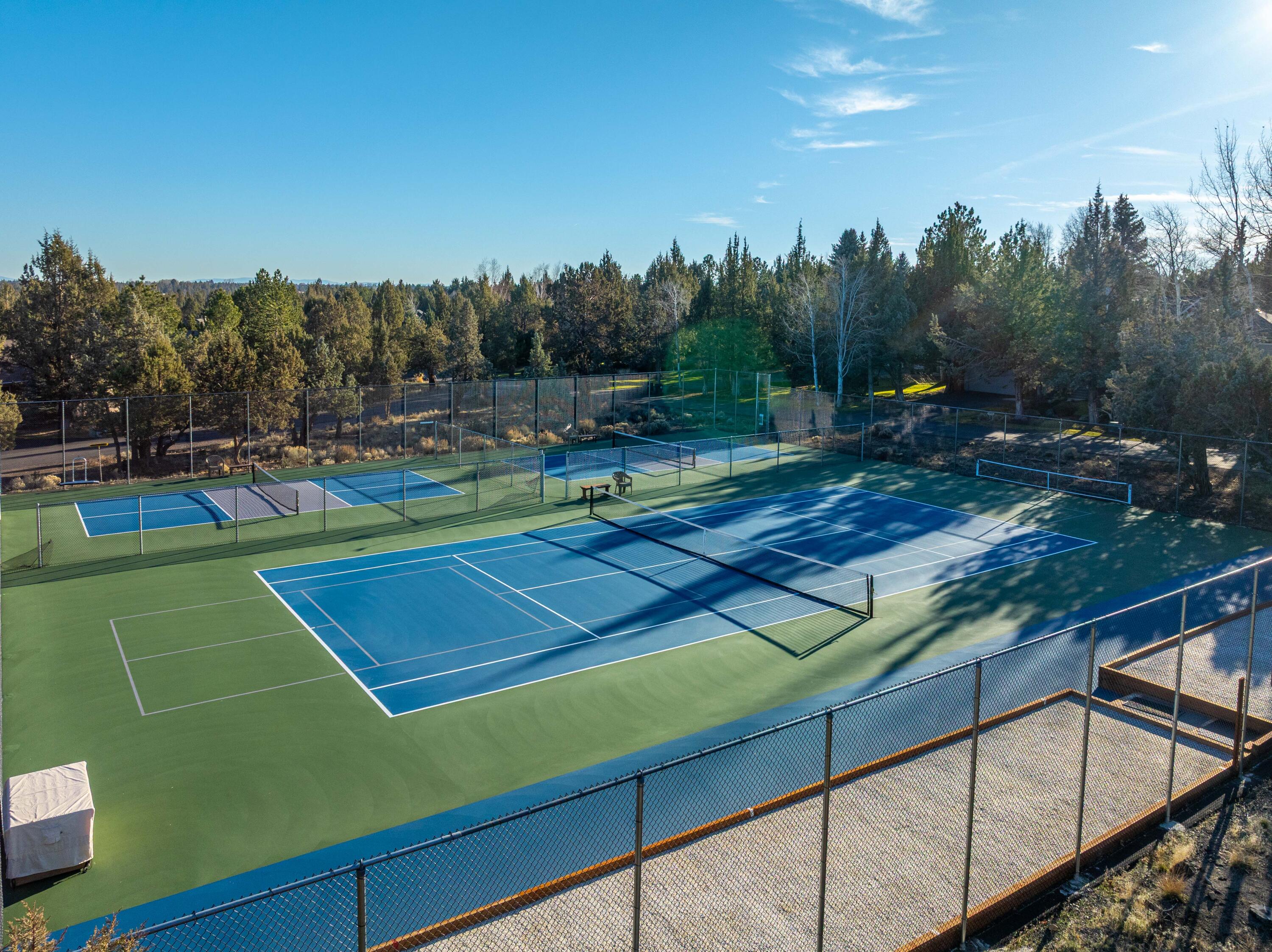 2001 Condor Court Redmond, OR 97756 - Photo 34 of 39 Neighborhood pickleball courts