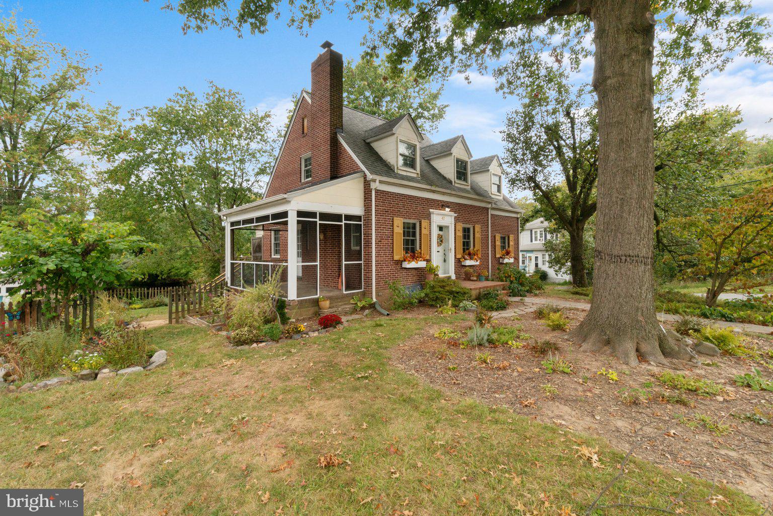 41 Tanglewood Road Baltimore, MD 21228 - Photo 2 of 35 Semi-screened porch off DR-leads to yard