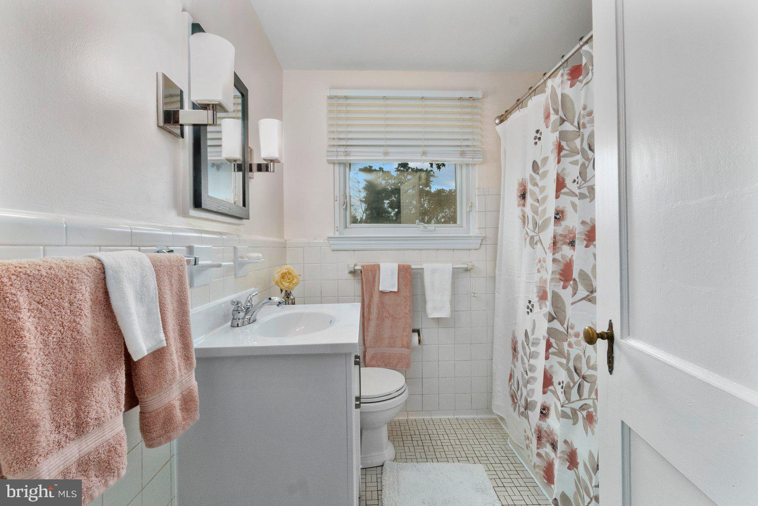41 Tanglewood Road Baltimore, MD 21228 - Photo 30 of 35 Full bath on 2nd level