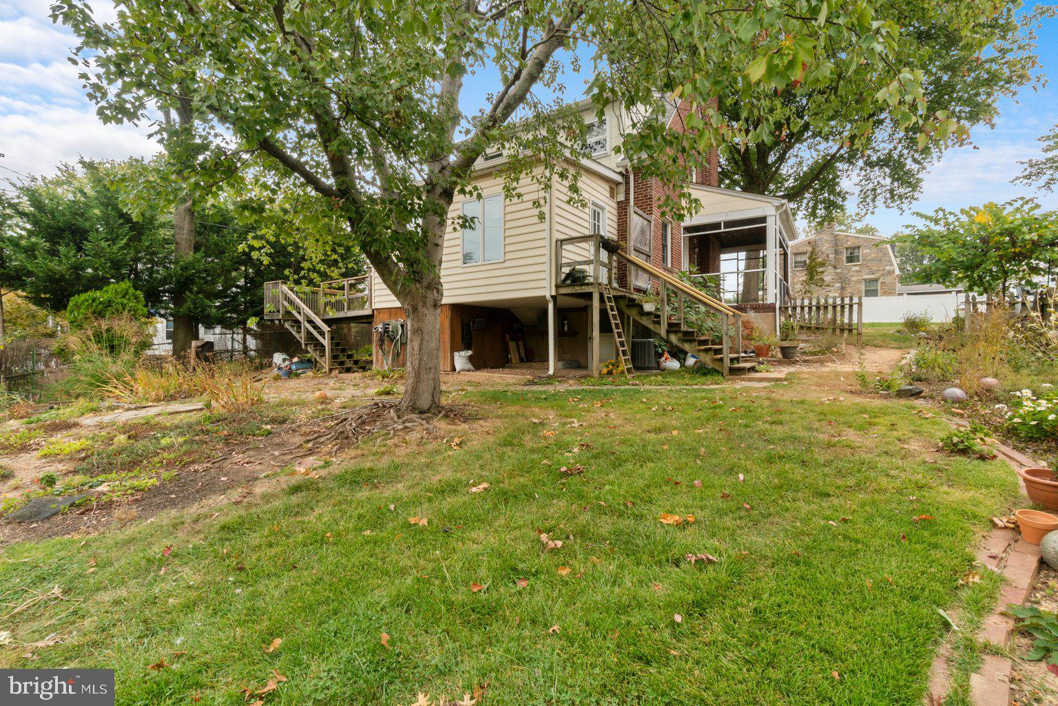 41 Tanglewood Road Baltimore, MD 21228 - Photo 5 of 35 NOTE:covered storage under sunroom area
