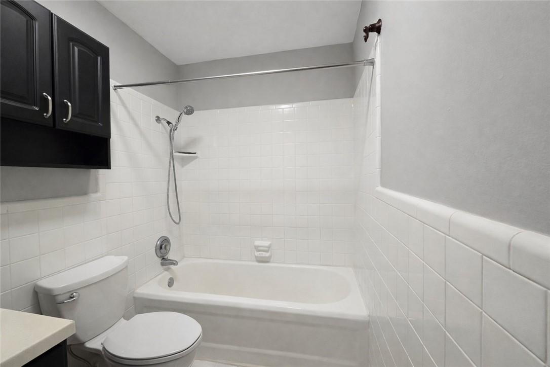 332 Southern Street Corpus Christi, TX 78404 - Photo 12 of 20 a bathroom with a bathtub and a toilet