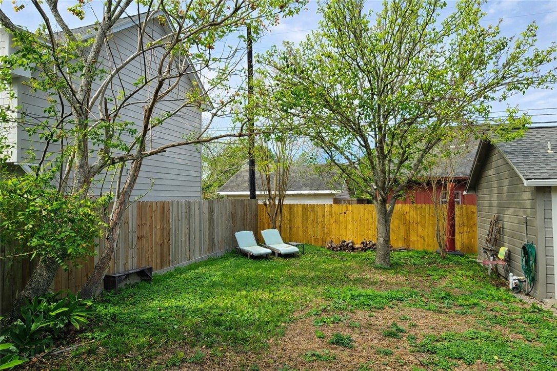 332 Southern Street Corpus Christi, TX 78404 - Photo 17 of 20 a backyard of a house with lots of green space