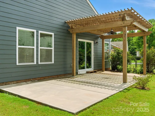 a view of a house with backyard and porch